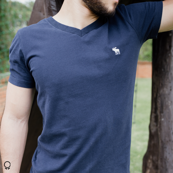 REMERA ABERCROMBIE CUELLO V AZUL MARINO