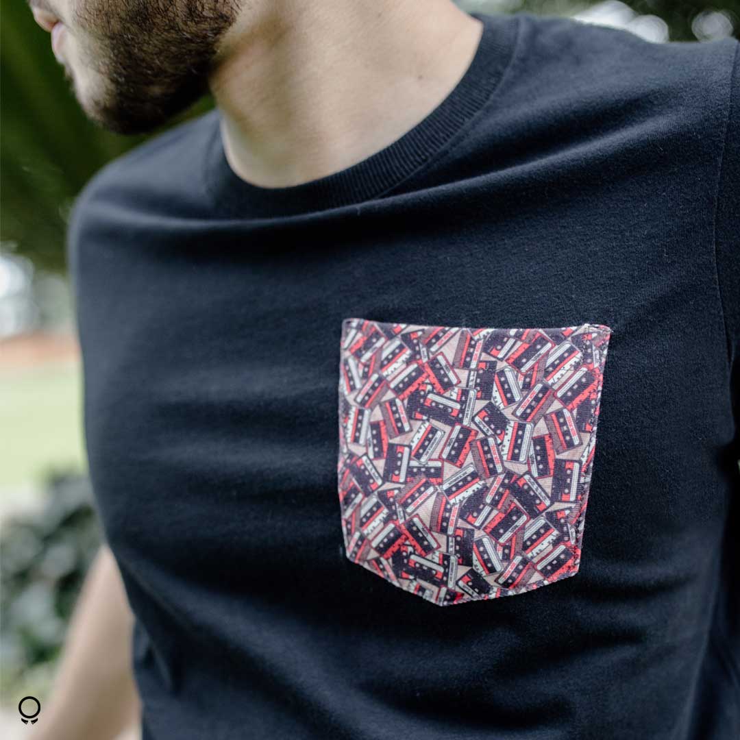 REMERA ABERCROMBIE NEGRA CON BOLSILLO CASETE