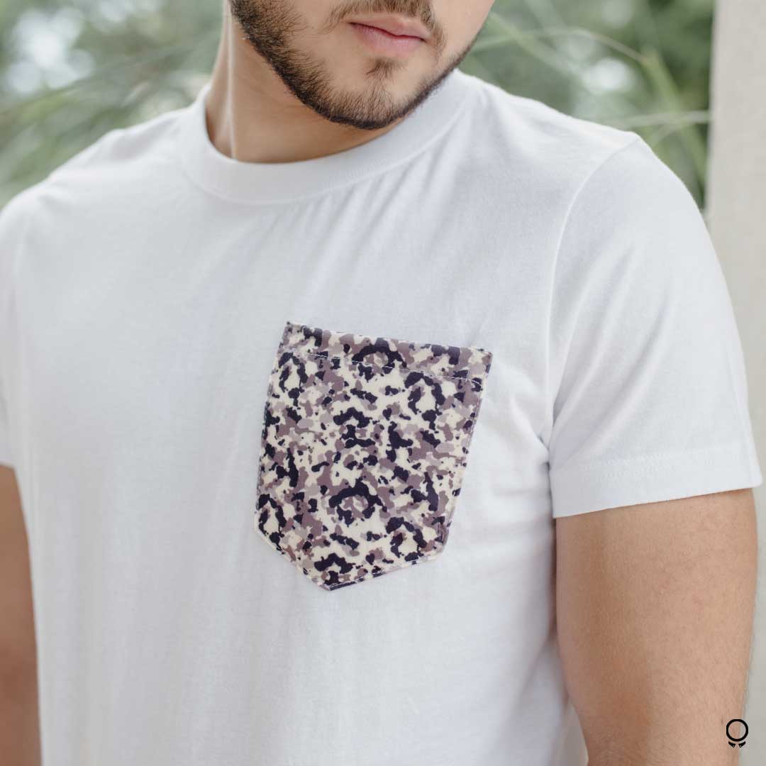 REMERA ABERCROMBIE BLANCO CON BOLSILLO CAMO AZUL
