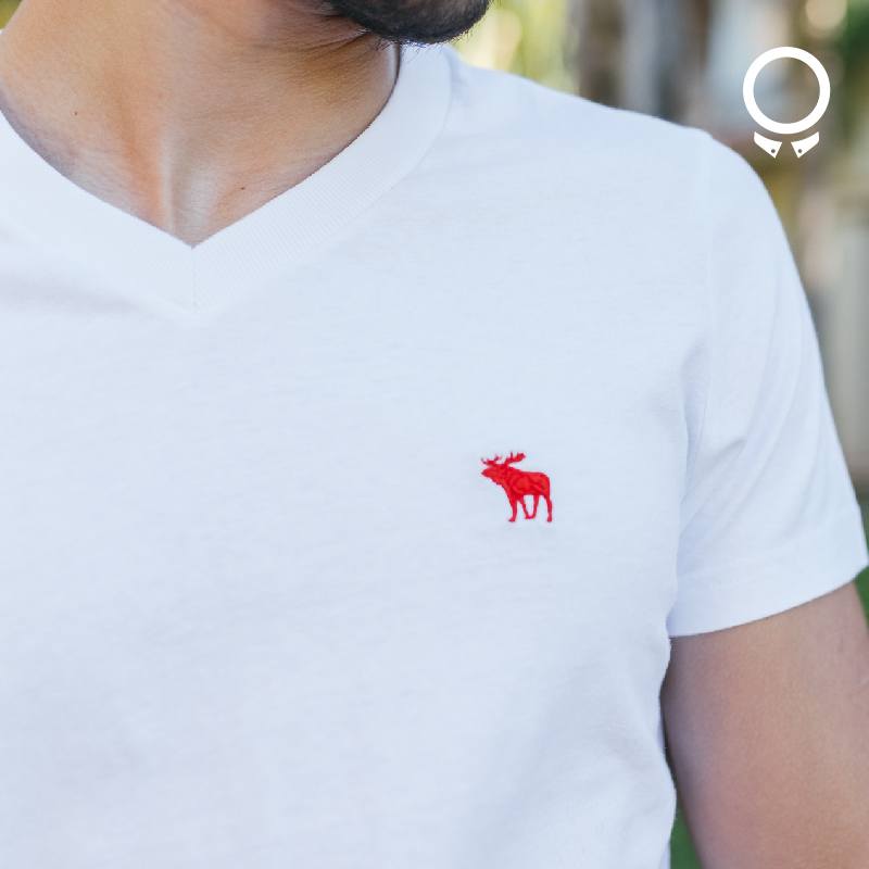 REMERA ABERCROMBIE MANGAS CORTAS CUELLO V BLANCA