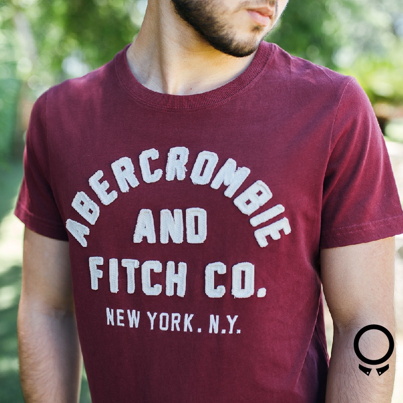 REMERA ABERCROMBIE CUELLO REDONDO ESTAMPA AF BORDO