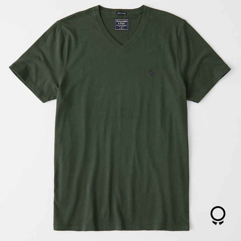 REMERA ABERCROMBIE VERDE MUSGO CUELLO V LOGO NEGRO