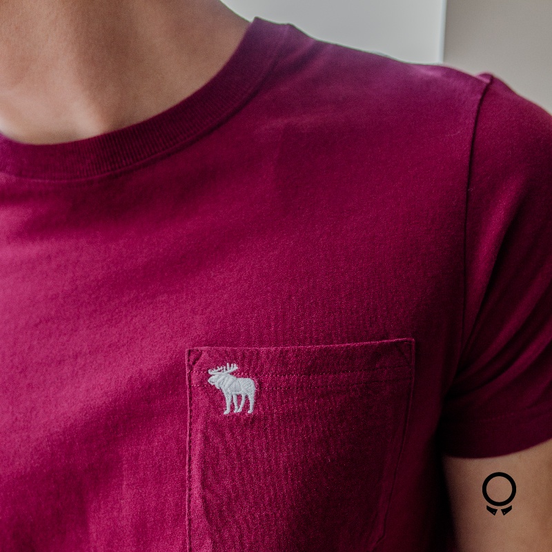 REMERA ABERCROMBIE BORDO CUELLO REDONDO CON BOLSILLO