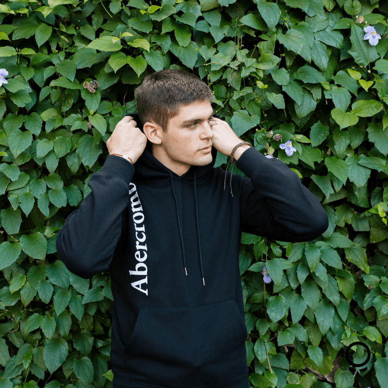 HOODIE ABERCROMBIE NEGRO LETRAS VERTICAL