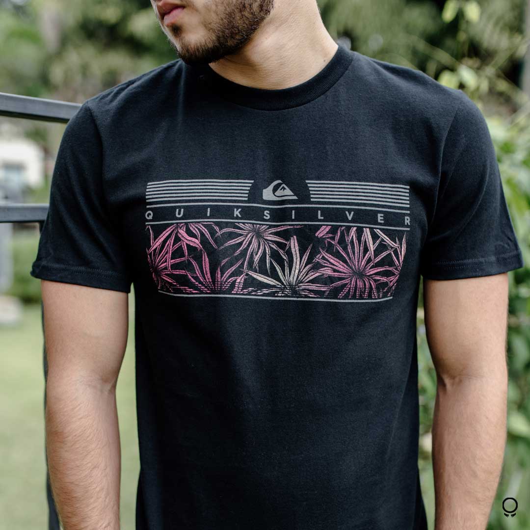REMERA QUIKSILVER NEGRA CON ESTAMPA