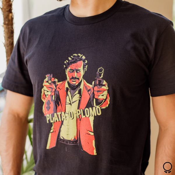 REMERA FIJI NEGRA ESTAMPA PLATA O PLOMO