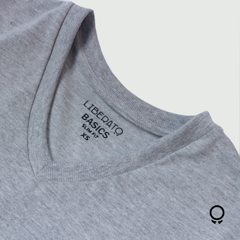 REMERA LIBERATO BASICS CUELLO V GRIS