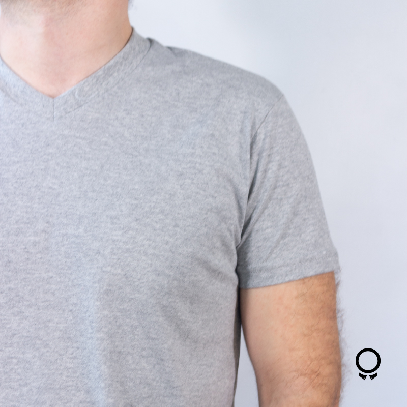 REMERA LIBERATO BASICS CUELLO V GRIS