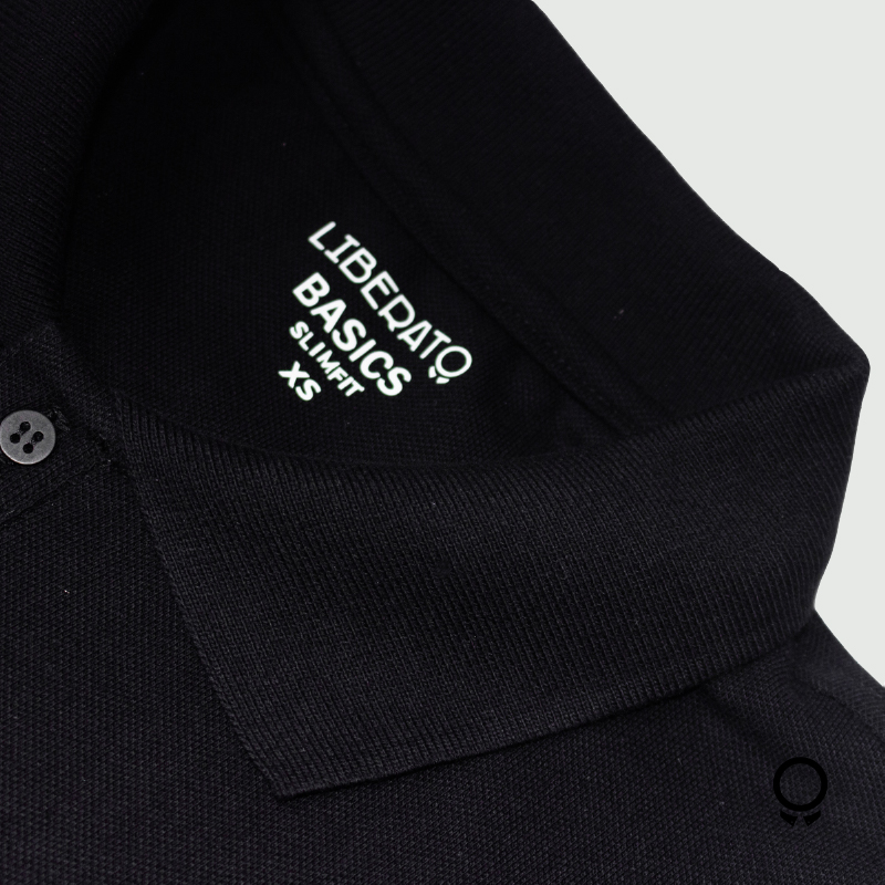 remera polo negra