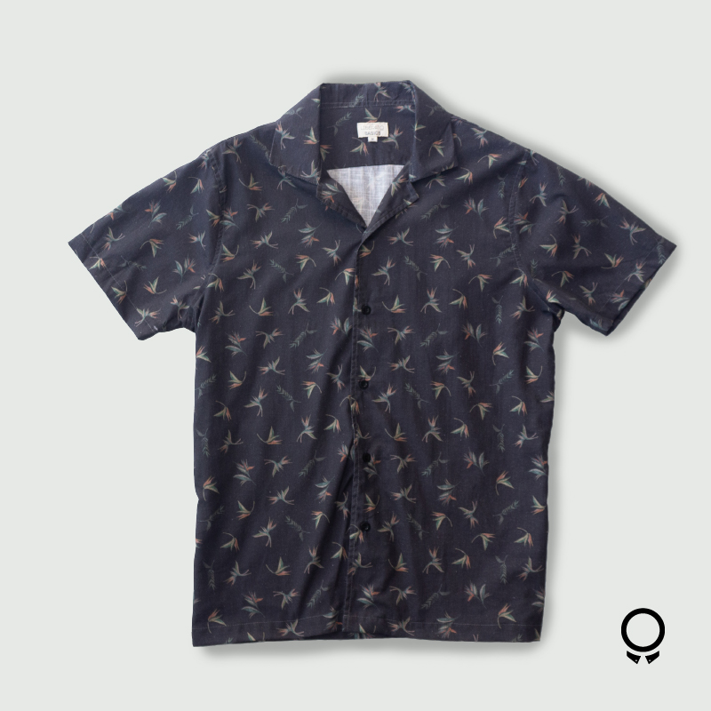 CAMISA LIBERATO BASICS PLAYERA NEGRA CON HOJITAS