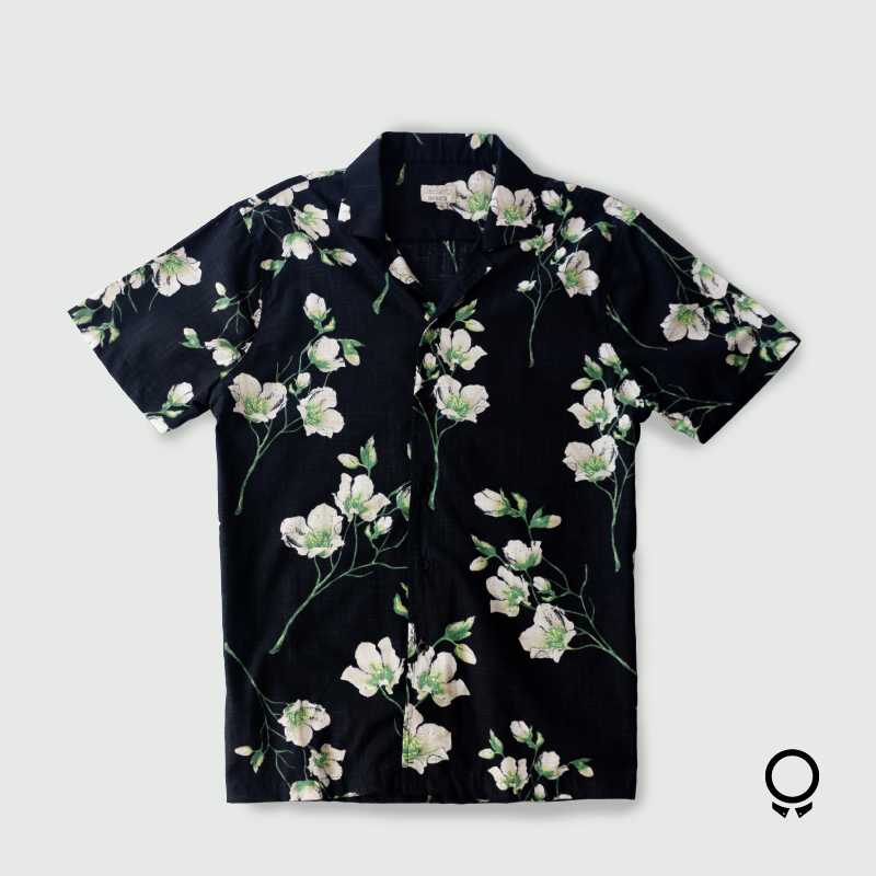 CAMISA LIBERATO BASICS PLAYERA AZUL CON FLORES BLANCAS