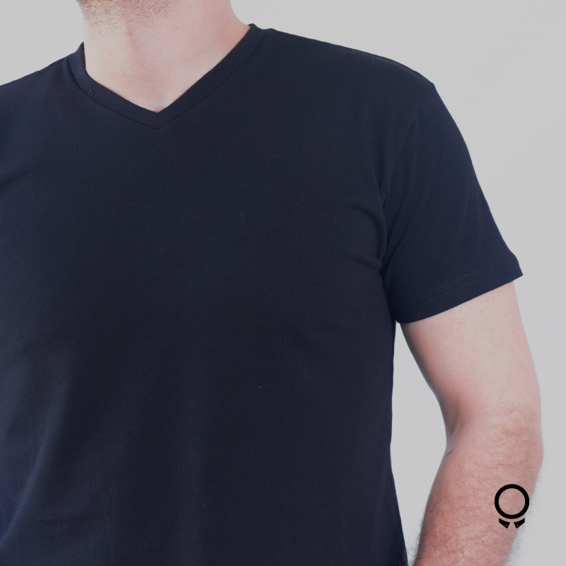REMERA LIBERATO BASICS PREMIUM TEE V NEGRA
