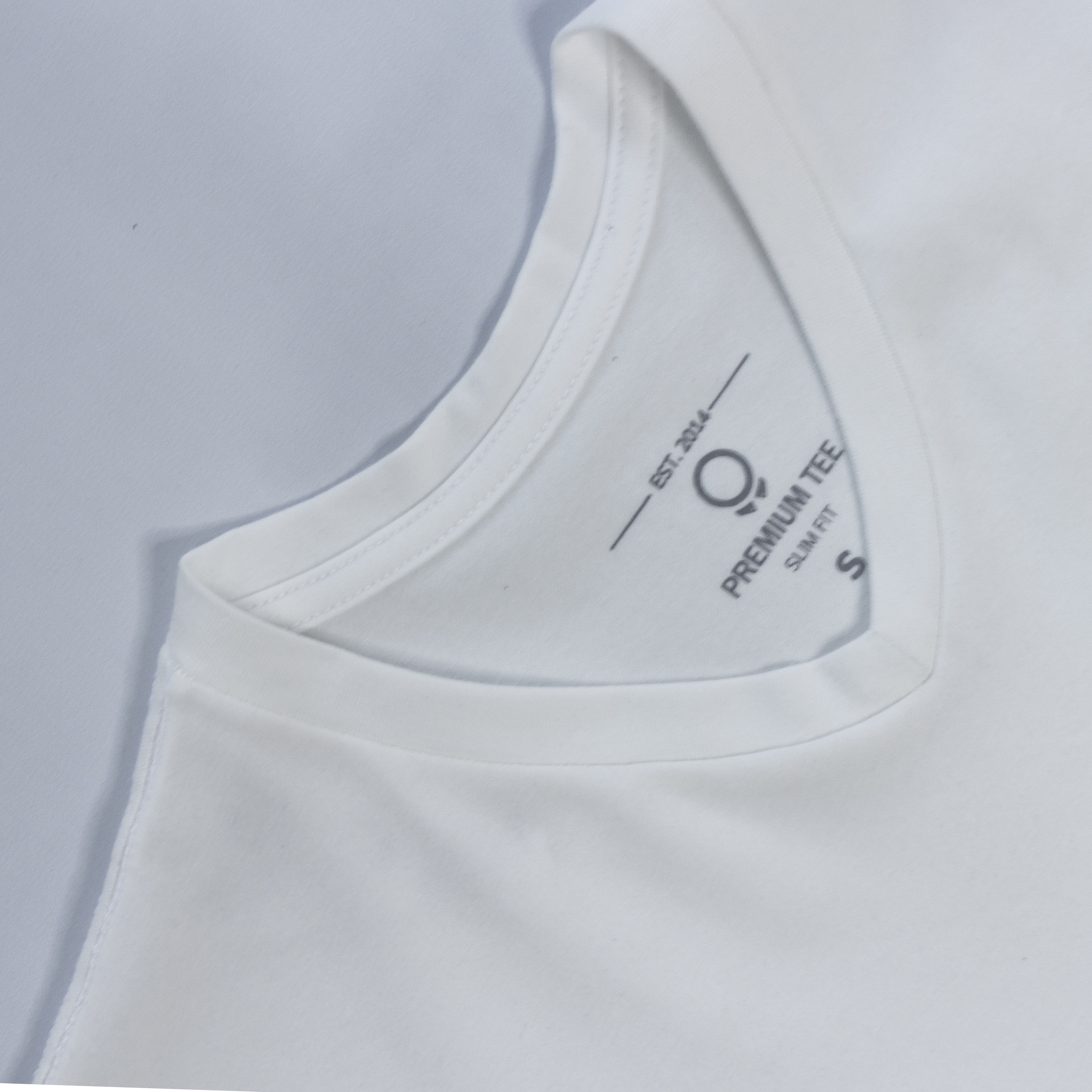 REMERA LIBERATO BASICS PREMIUM TEE V BLANCA