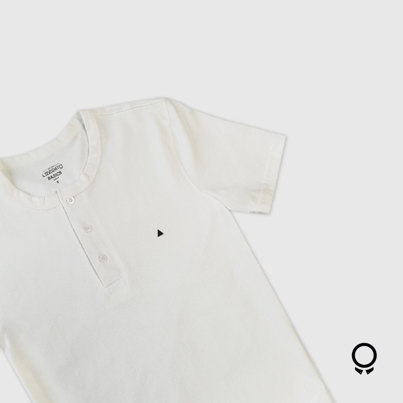 REMERA LIBERATO BASICS HENLEY BLANCA RELIEVE NEGRO