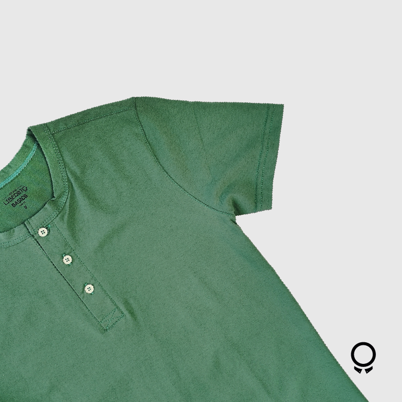 REMERA LIBERATO BASICS CUELLO HENLEY VERDE