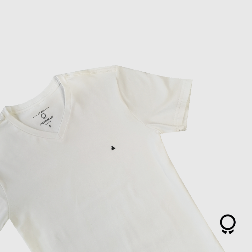 REMERA LIBERATO BASICS PREMIUM TEE V BLANCA RELIEVE NEGRO
