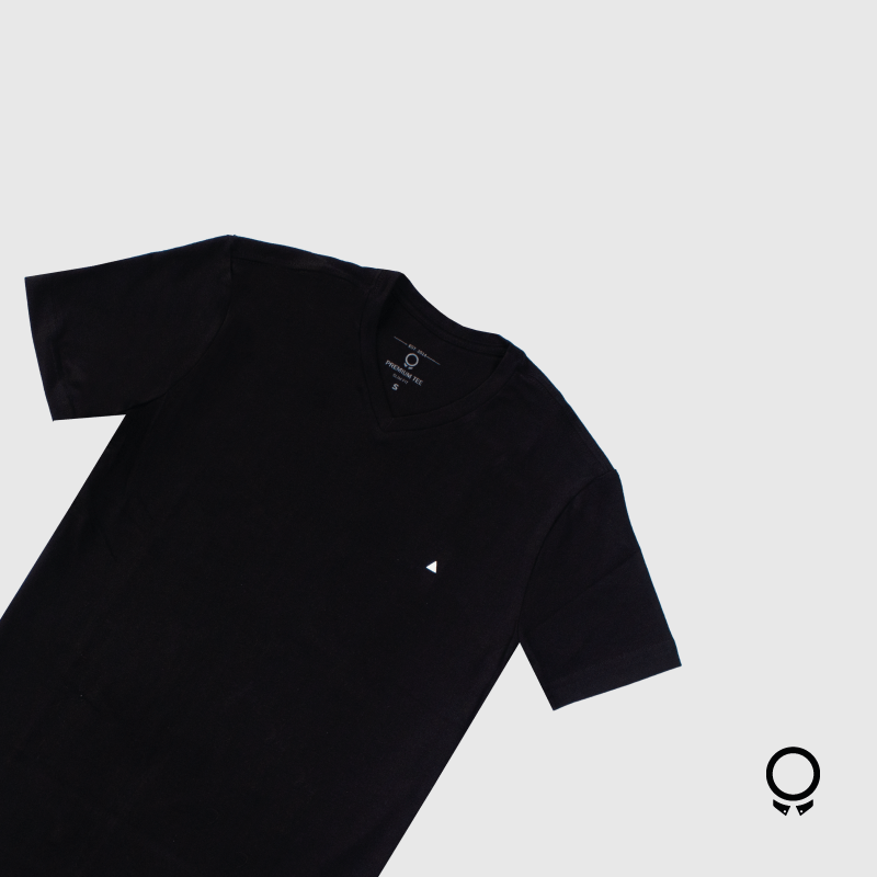REMERA LIBERATO BASICS PREMIUM TEE V NEGRA RELIEVE BLANCO