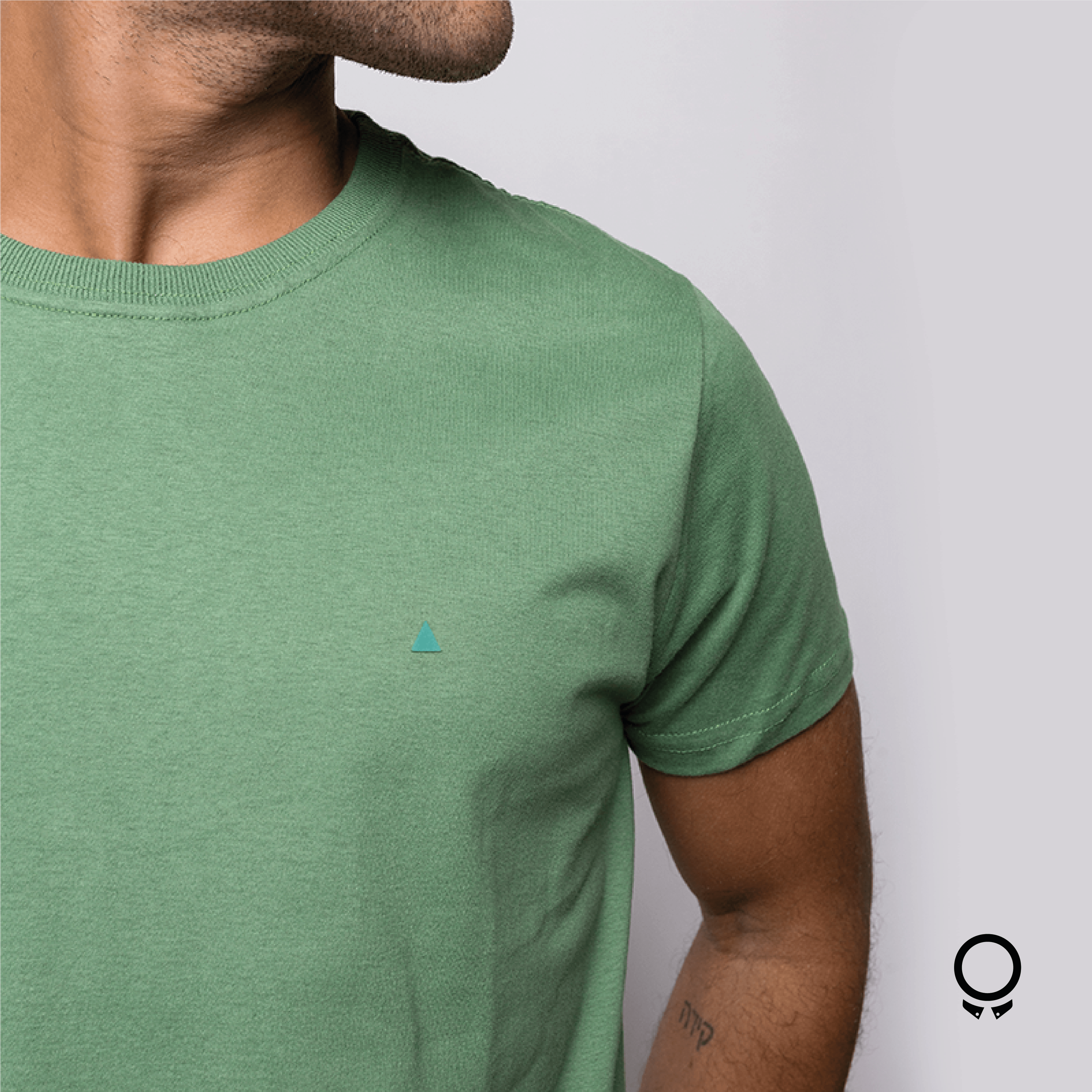 REMERA LIBERATO REGULAR FIT BASICS VERDE LOGO AL TONO