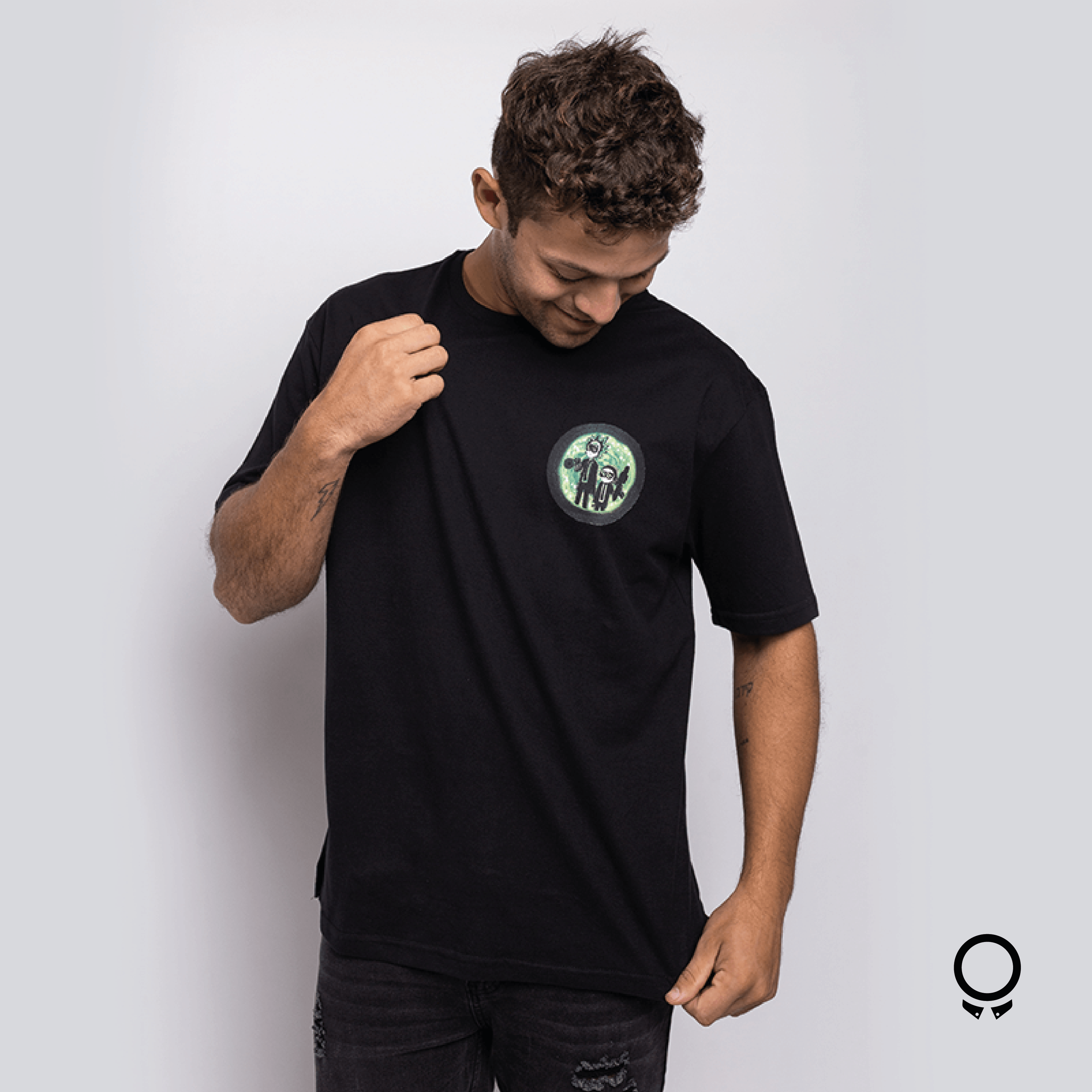 REMERA LIBERATO BASICS NEGRA OVERSIZED MEN IN BLACK