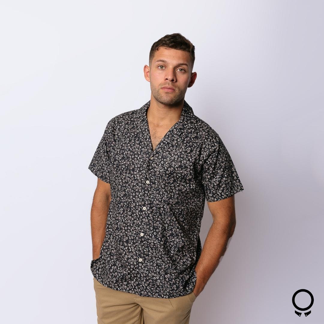 CAMISA LIBERATO BASICS PLAYERA NEGRA FLOREADA