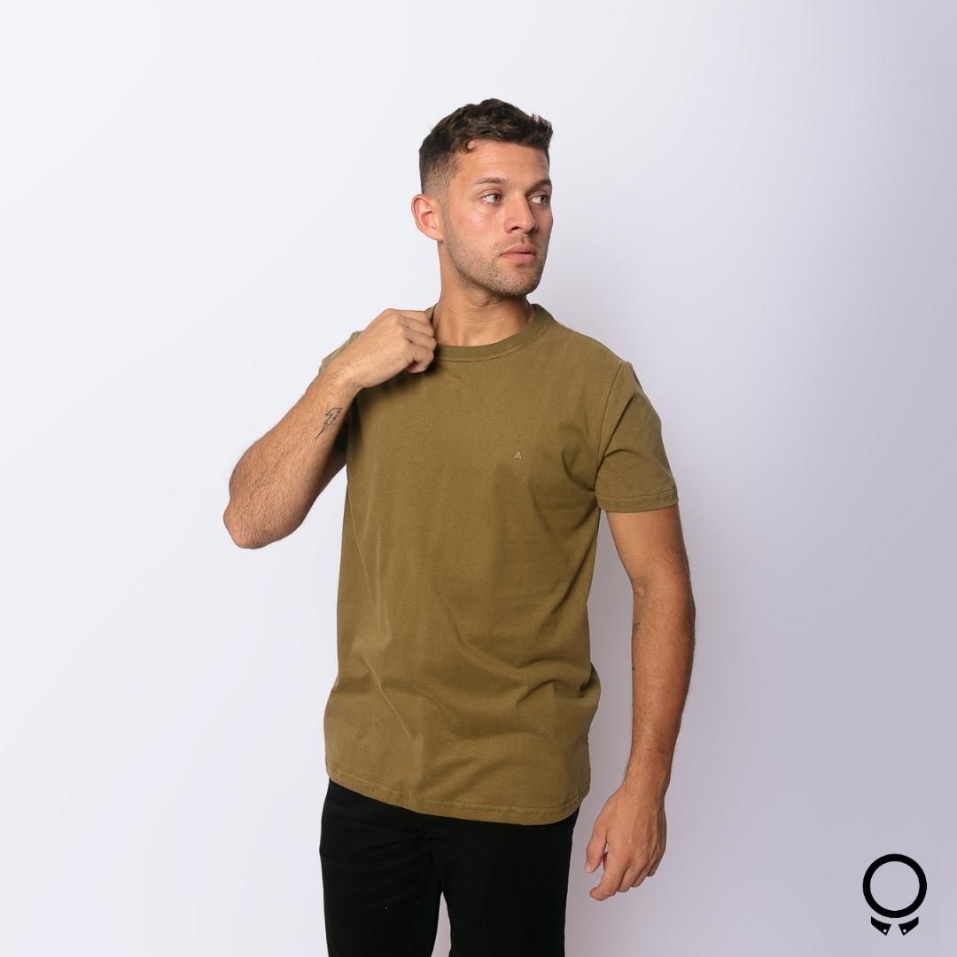 REMERA LIBERATO BASICS REGULAR FIT VERDE LOGO AL TONO