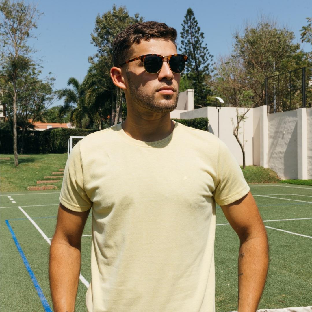 REMERA LIBERATO BASICS AMARILLO JASPEADO
