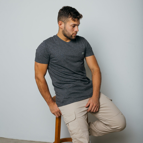 REMERA CUELLO REDONDO LACOSTE GRIS OSCURO