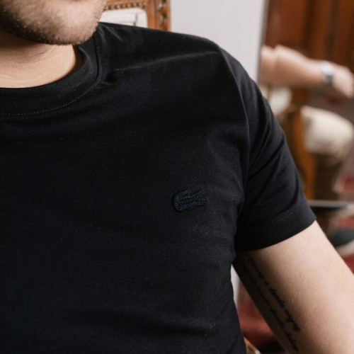 REMERA LACOSTE CUELLO REDONDO PARIS NEGRA