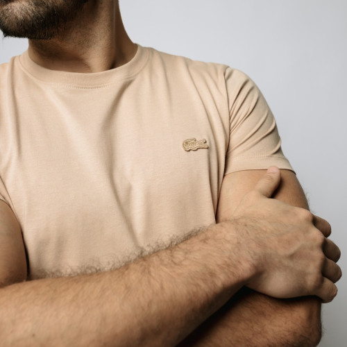 REMERA LACOSTE CUELLO REDONDO PARIS BEIGE