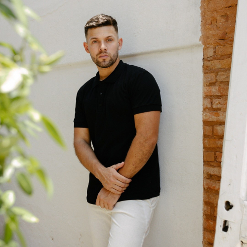 REMERA POLO LIBERATO BASICS NEGRA