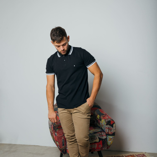 REMERA POLO LIBERATO BASICS NEGRA DETALLE ANCHO BLANCO