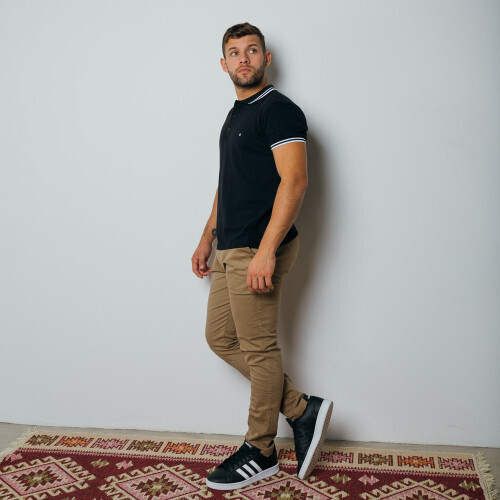 REMERA POLO LIBERATO BASICS NEGRA DETALLE ANCHO BLANCO