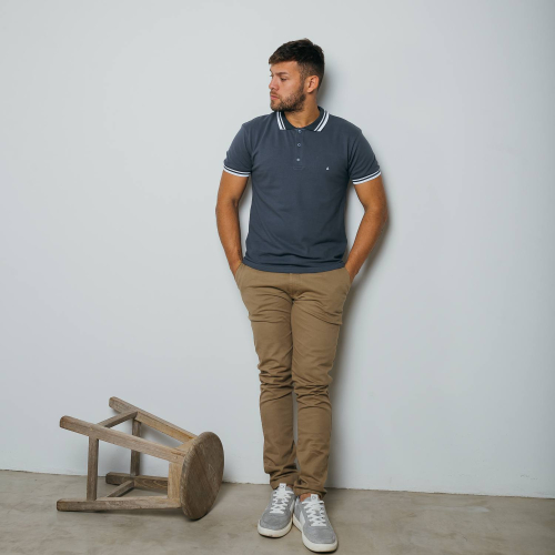 REMERA POLO LIBERATO BASICS GRIS OSCURO DETALLE BLANCO