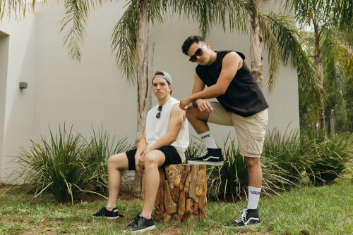 REMERA LIBERATO BASICS SIN MANGAS PREMIUM 250GSM NEGRA