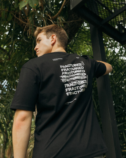 REMERA LIBERATO BASICS OVERSIZE NEGRA FRACTURED