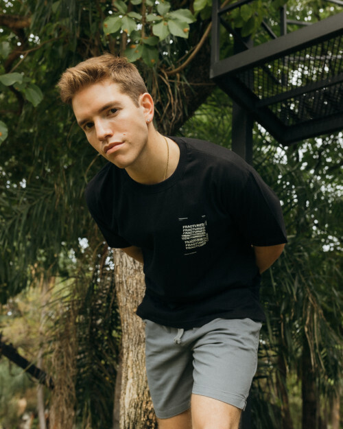 REMERA LIBERATO BASICS OVERSIZE NEGRA FRACTURED