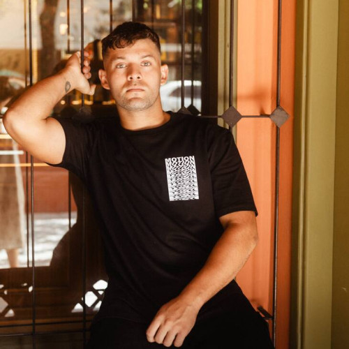 REMERA OVERSIZE PREMIUM 250 GSM LIBERATO BASICS  NEGRA MOTION