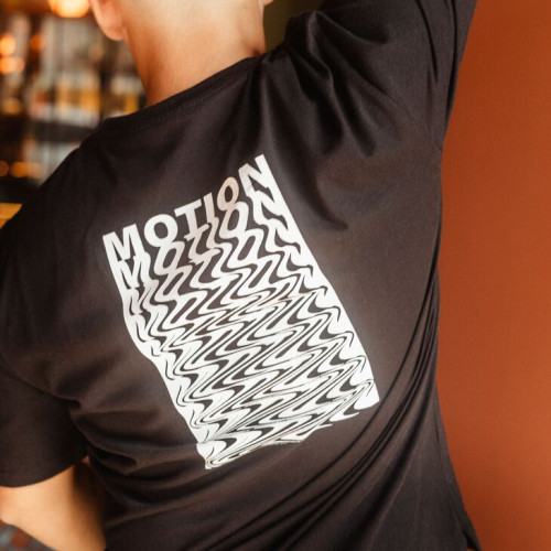 REMERA OVERSIZE PREMIUM 250 GSM LIBERATO BASICS  NEGRA MOTION