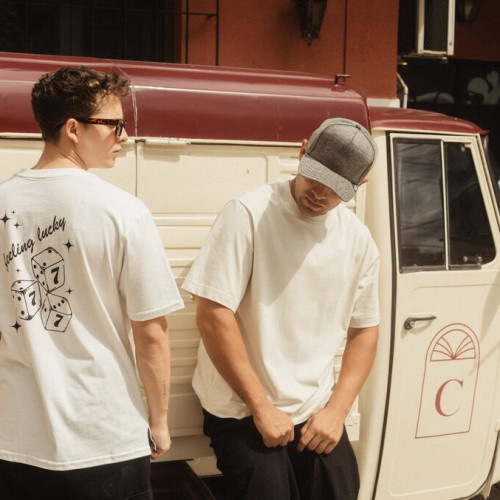 REMERA OVERSIZE PREMIUM 250 GSM LIBERATO BASICS  MARFIL  FEELING LUCKY