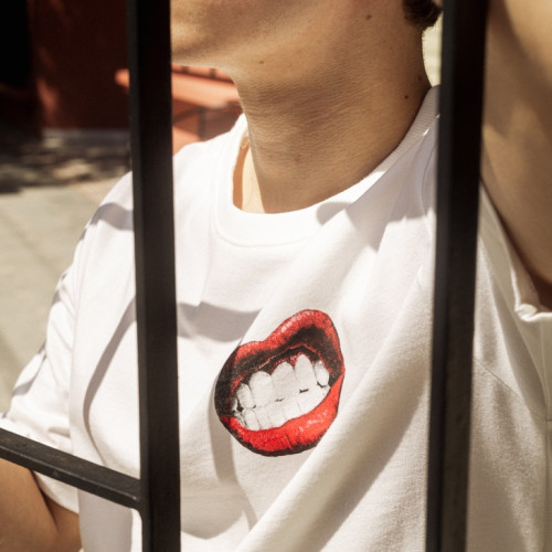 REMERA OVERSIZE PREMIUM 250 GSM LIBERATO BASICS  MARFIL LUCKY LIPS