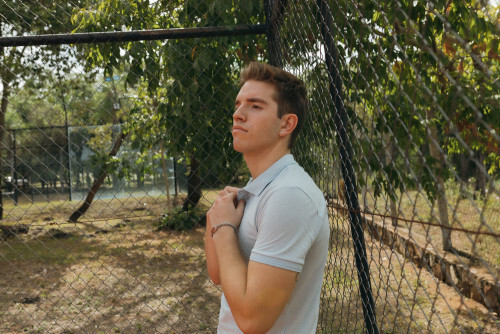 REMERA LIBERATO BASICS CUELLO POLO CELESTE