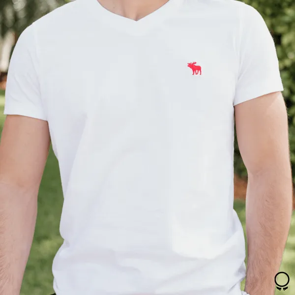 REMERA ABERCROMBIE CUELLO V BLANCO LOGO ROJO