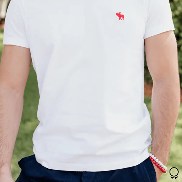 REMERA ABERCROMBIE CUELLO V BLANCO LOGO ROJO