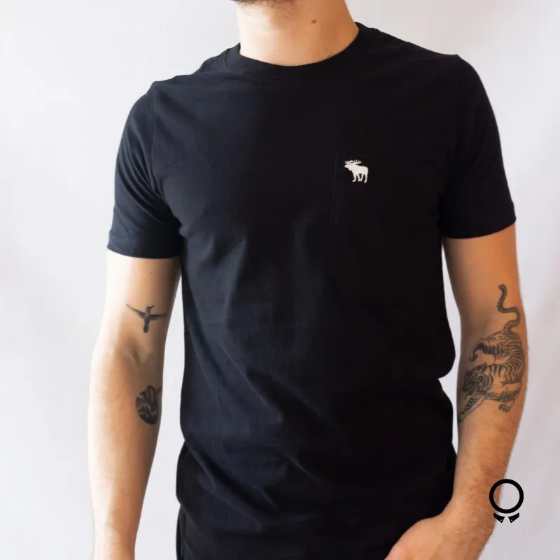 REMERA ABERCROMBIE NEGRA CON BOLSILLO