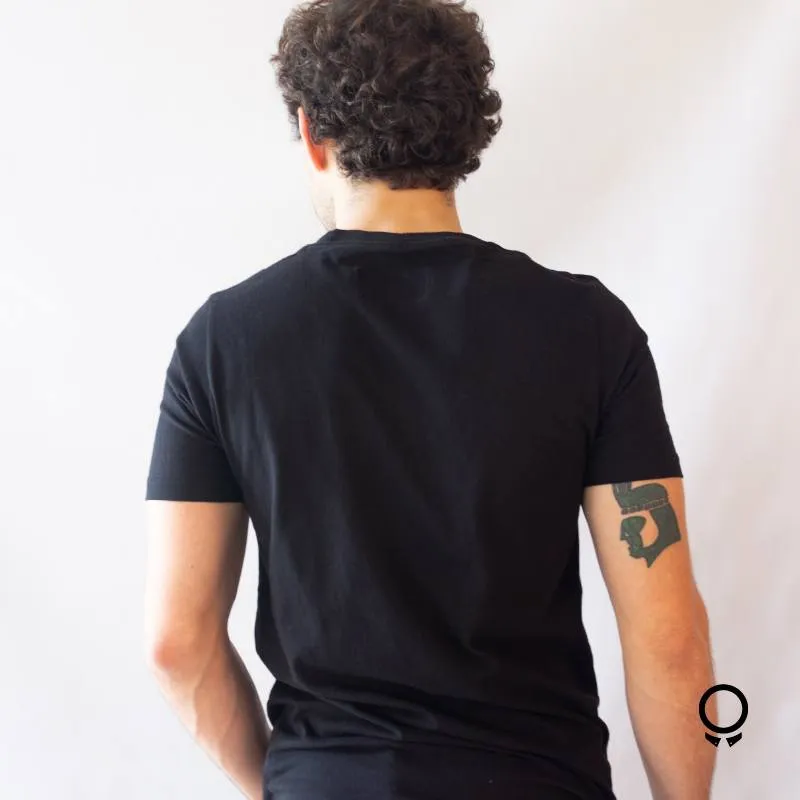 REMERA ABERCROMBIE NEGRA CON BOLSILLO