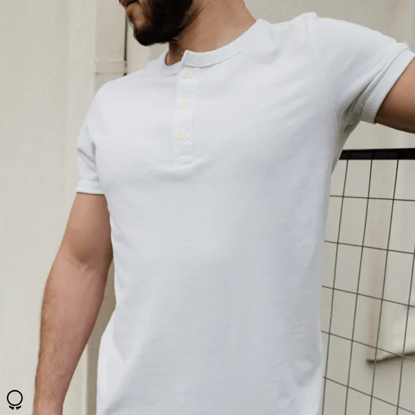 REMERA ABERCROMBIE CUELLO HENLEY  BLANCA