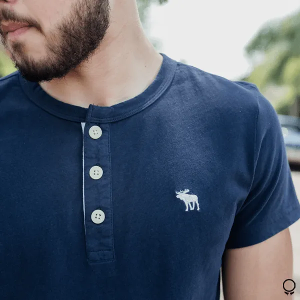 REMERA ABERCROMBIE CUELLO HENLEY  AZUL