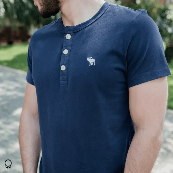 REMERA ABERCROMBIE CUELLO HENLEY  AZUL