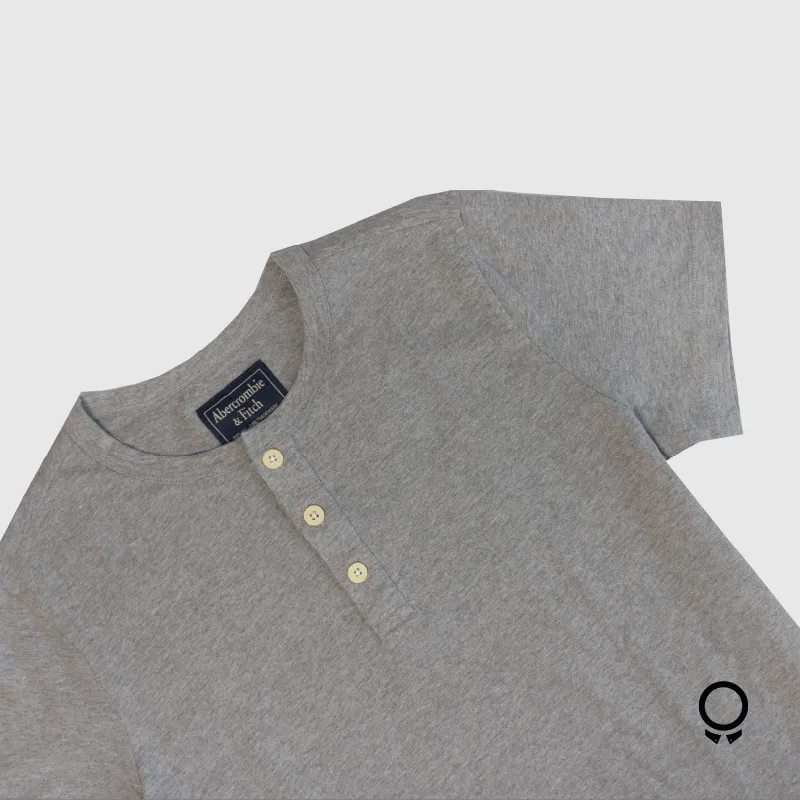 REMERA ABERCROMBIE CUELLO HENLEY  GRIS