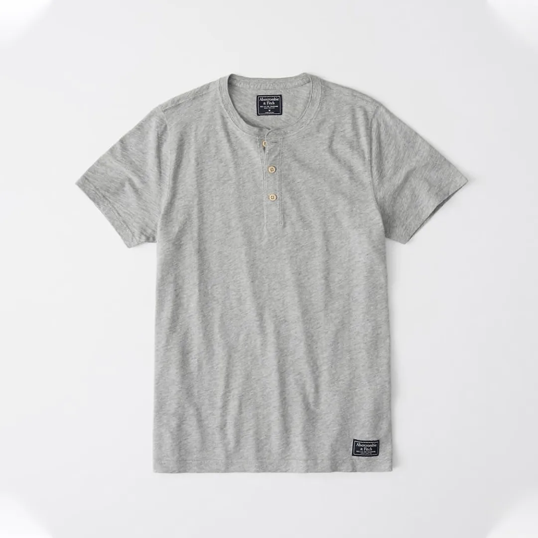 REMERA ABERCROMBIE CUELLO HENLEY  GRIS